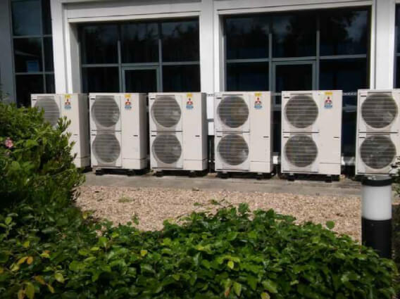 Instalacja klimatyzacji przy budynku firmy
