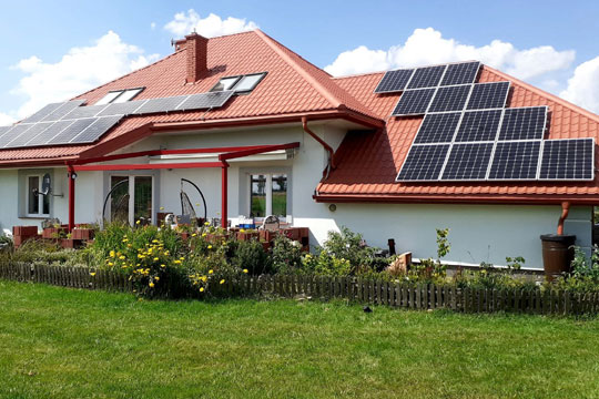 Dom z panelami fotowoltaicznymi na dachu