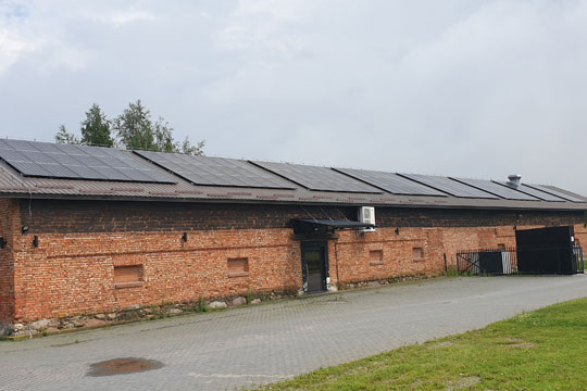 Budynek z panelami fotowoltaicznymi na dachu