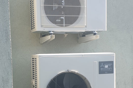 Pompa ciepła i klimatyzacja przy budynku