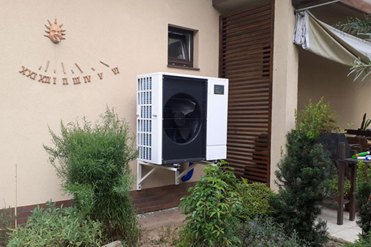 Pompa ciepła zamontowana przy budynku na terenie Lublina